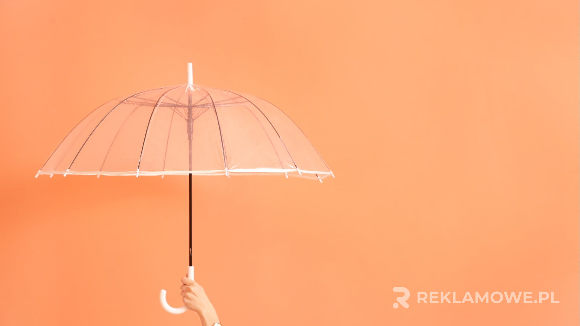 Ekologiczne parasole reklamowe w marketingu Eko-friendly parasol reklamowy używany w strategii marketingowej