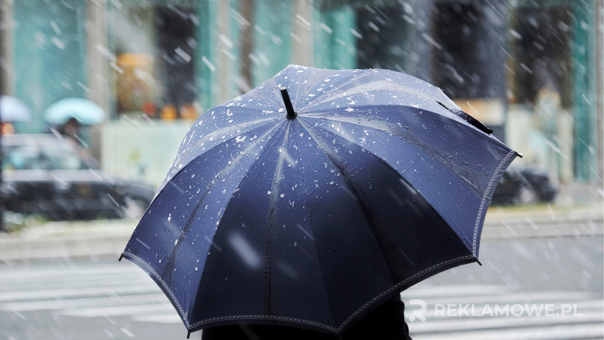 Parasol reklamowy w trakcie konserwacji