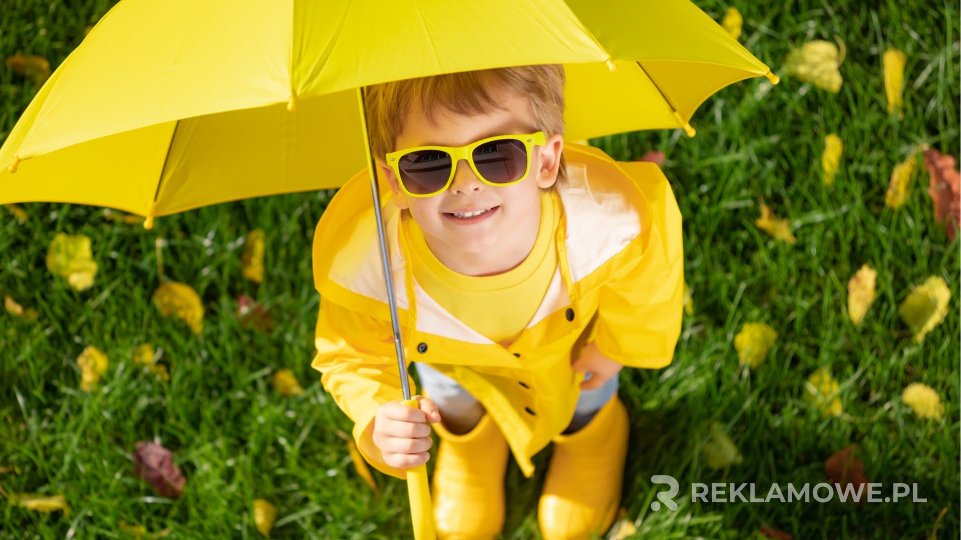 Logo firmowe na parasolach reklamowych