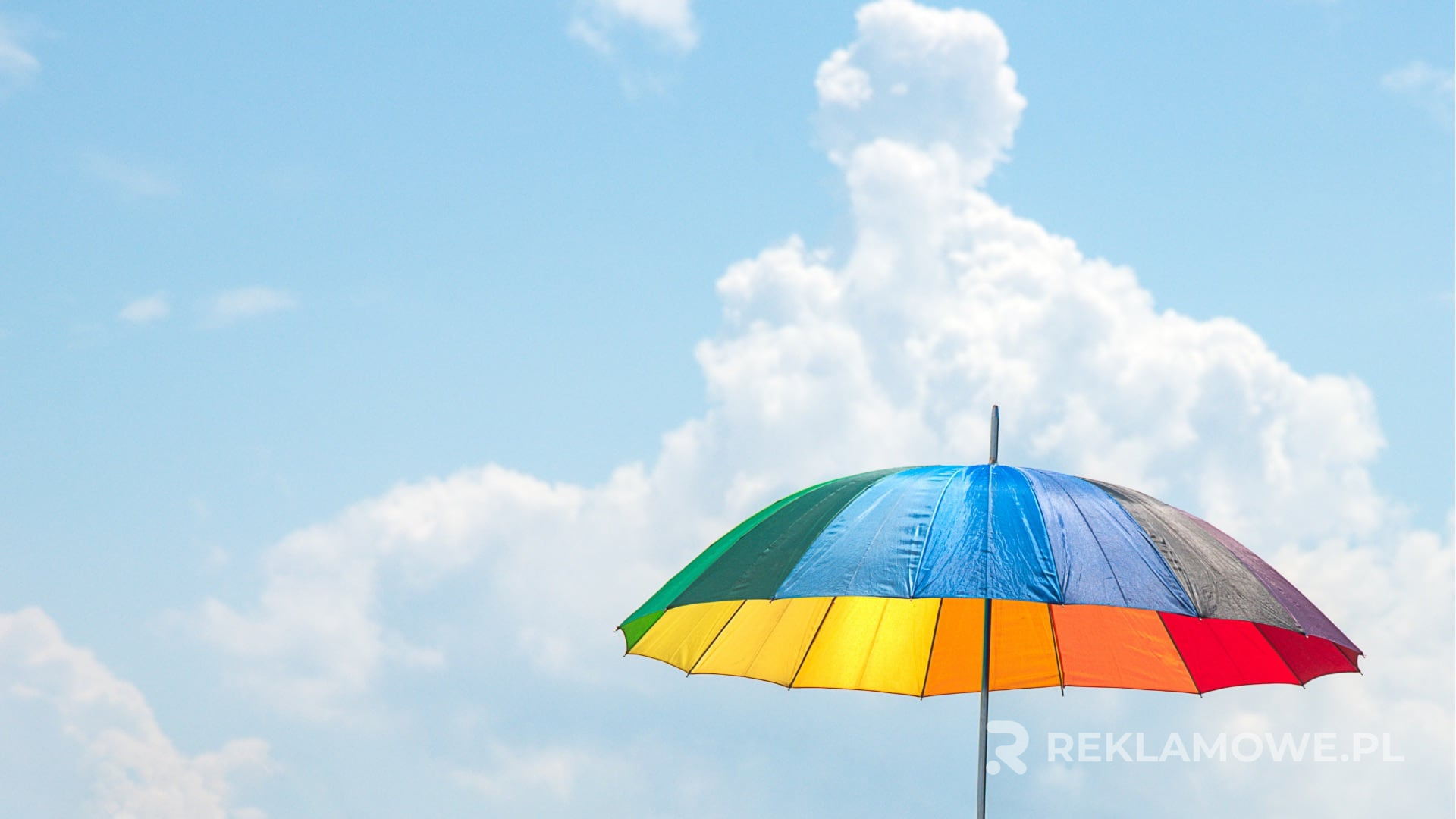Parasole reklamowe w użyciu na tle miejskim