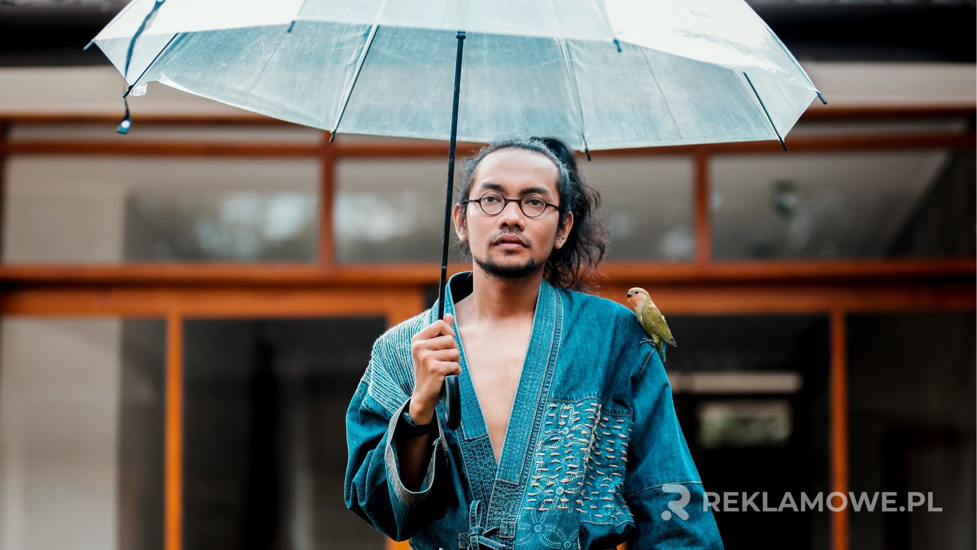 Kolorowy parasol reklamowy