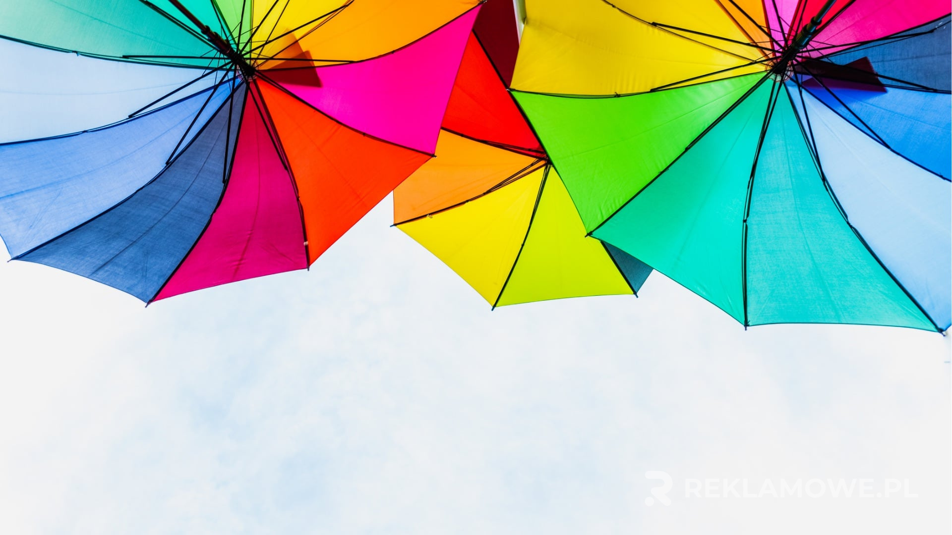 Parasol reklamowy rozłożony na tle miejskiej scenerii