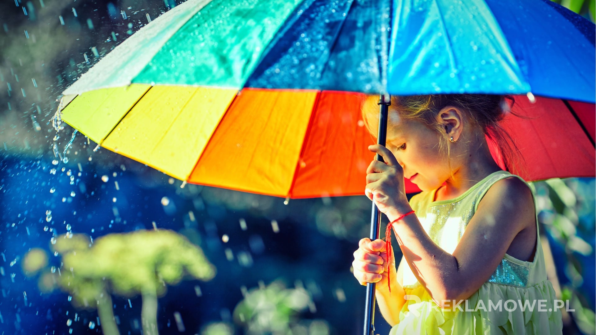 Parasol reklamowy dla firmy zwiększający rozpoznawalność marki