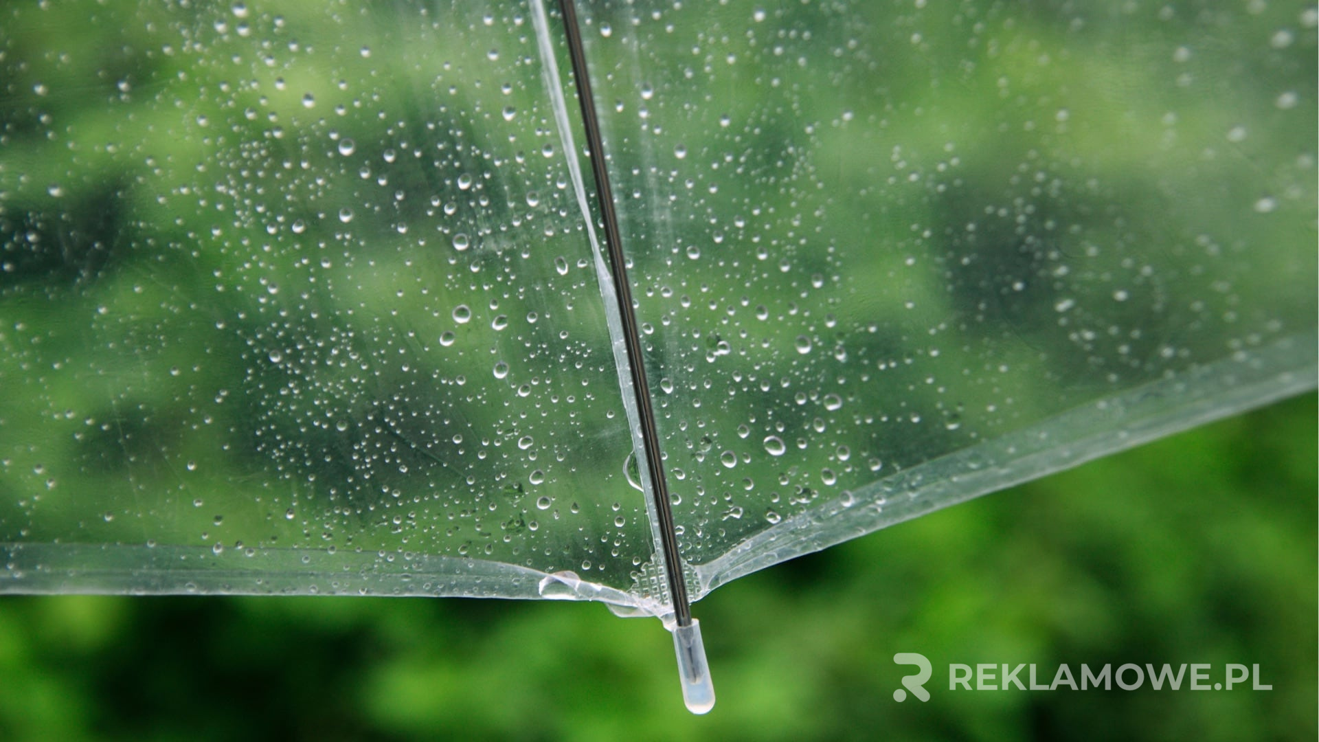 Parasol reklamowy dla klientów jako praktyczny upominek promocyjny
