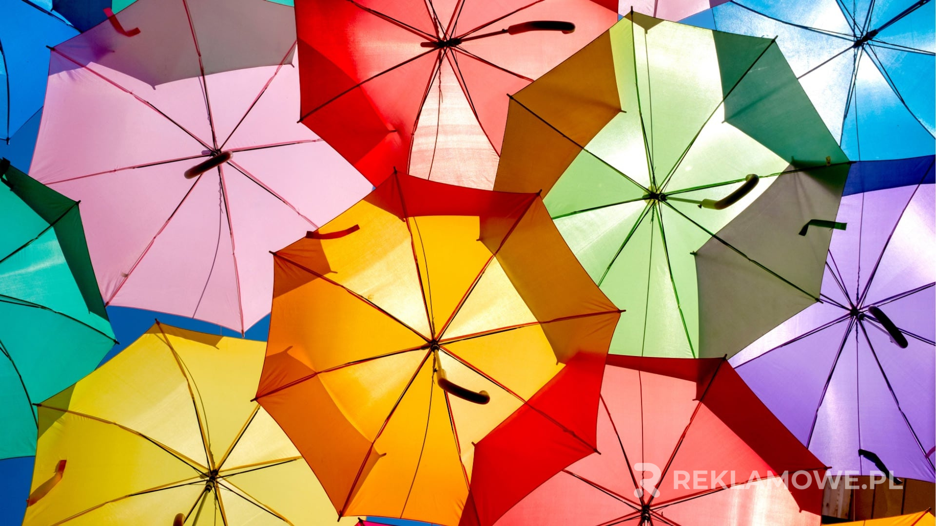 Parasol reklamowy dla branży HoReCa przed lokalem gastronomicznym