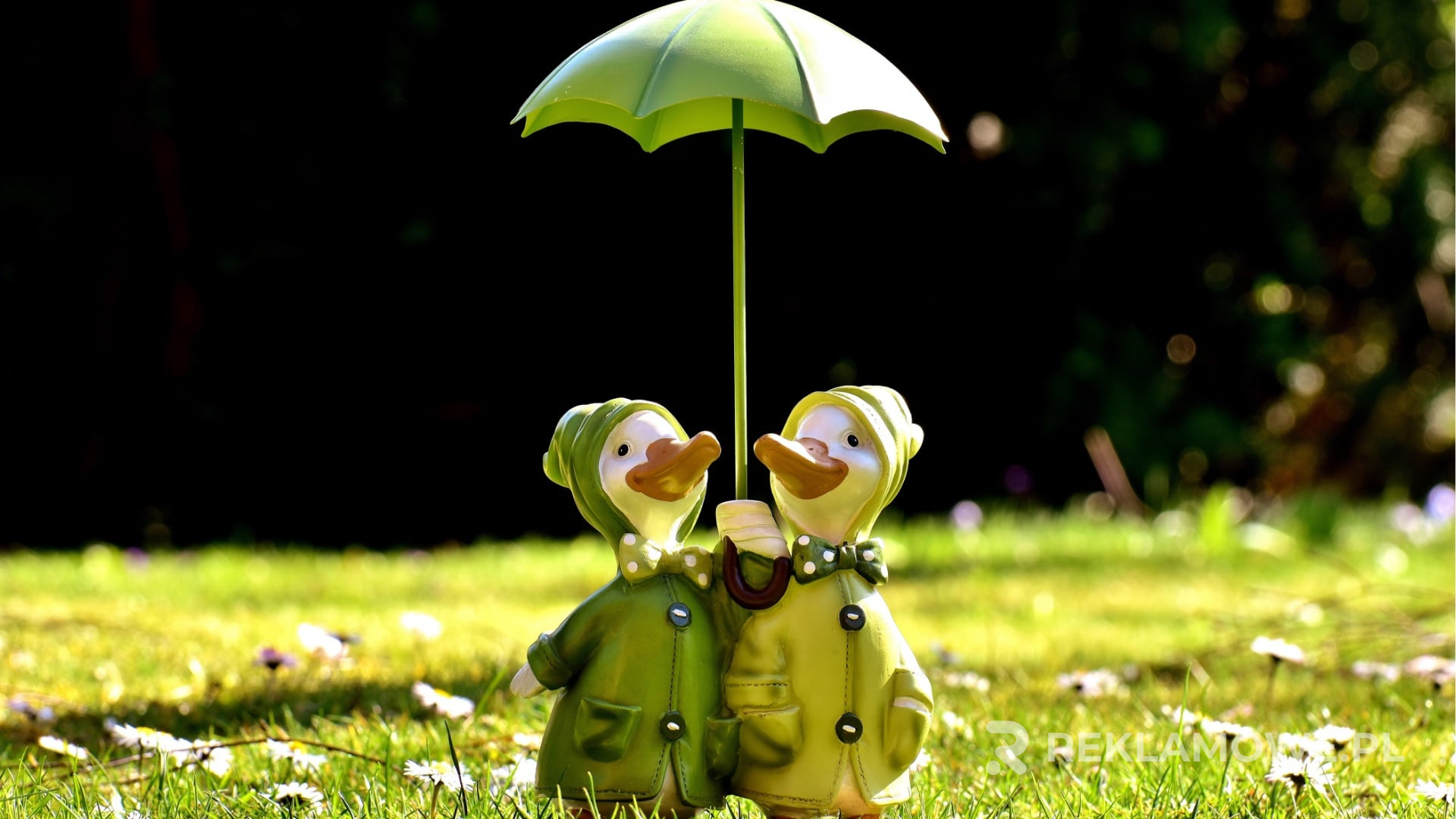 Parasol reklamowy wykorzystywany w kampanii outdoorowej