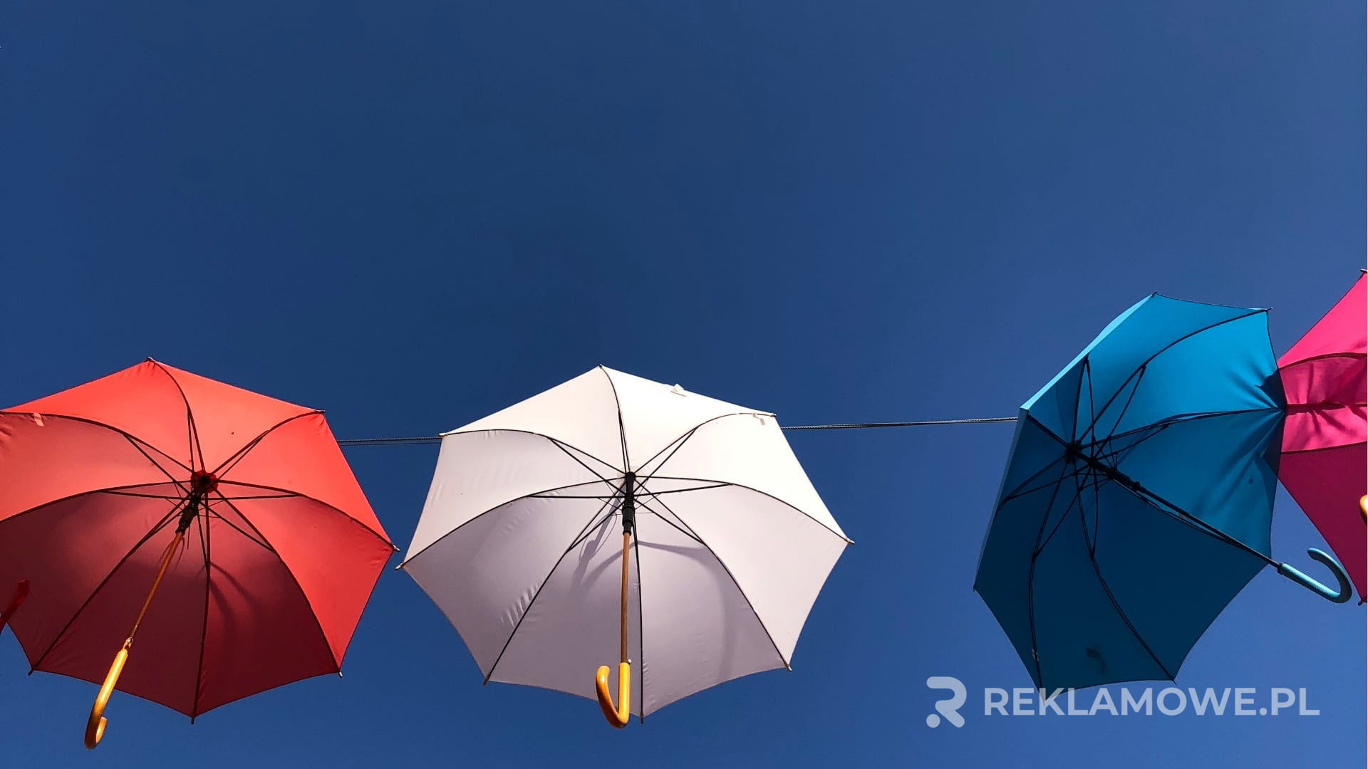 Parasol reklamowy na eventy jako praktyczny gadżet promocyjny