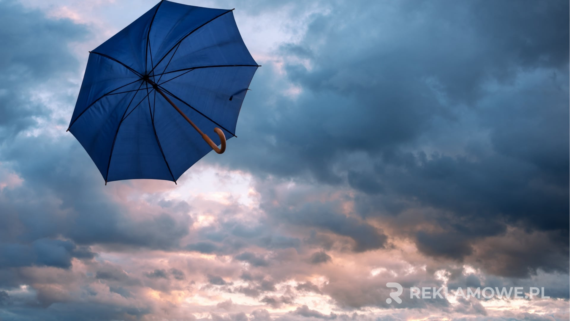 Parasol reklamowy wykorzystywany do promocji marki