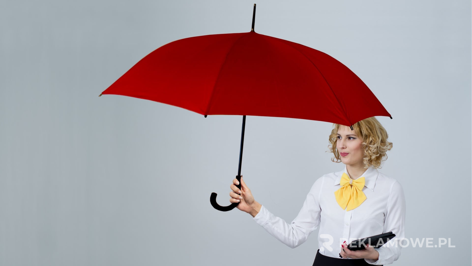 Parasol reklamowy składany czy prosty – porównanie modeli i wybór najlepszego rozwiązania
