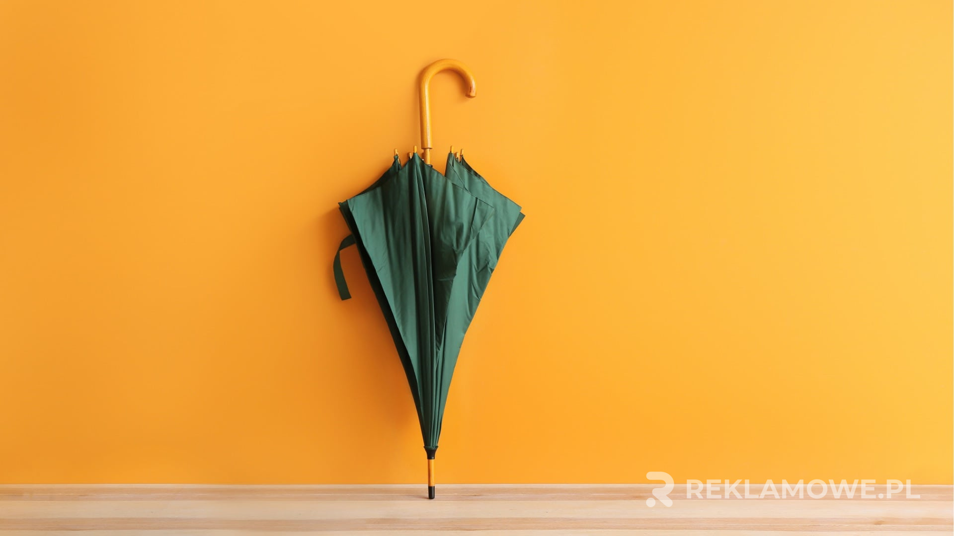 Parasol reklamowy używany w kampanii marketingowej na zewnątrz