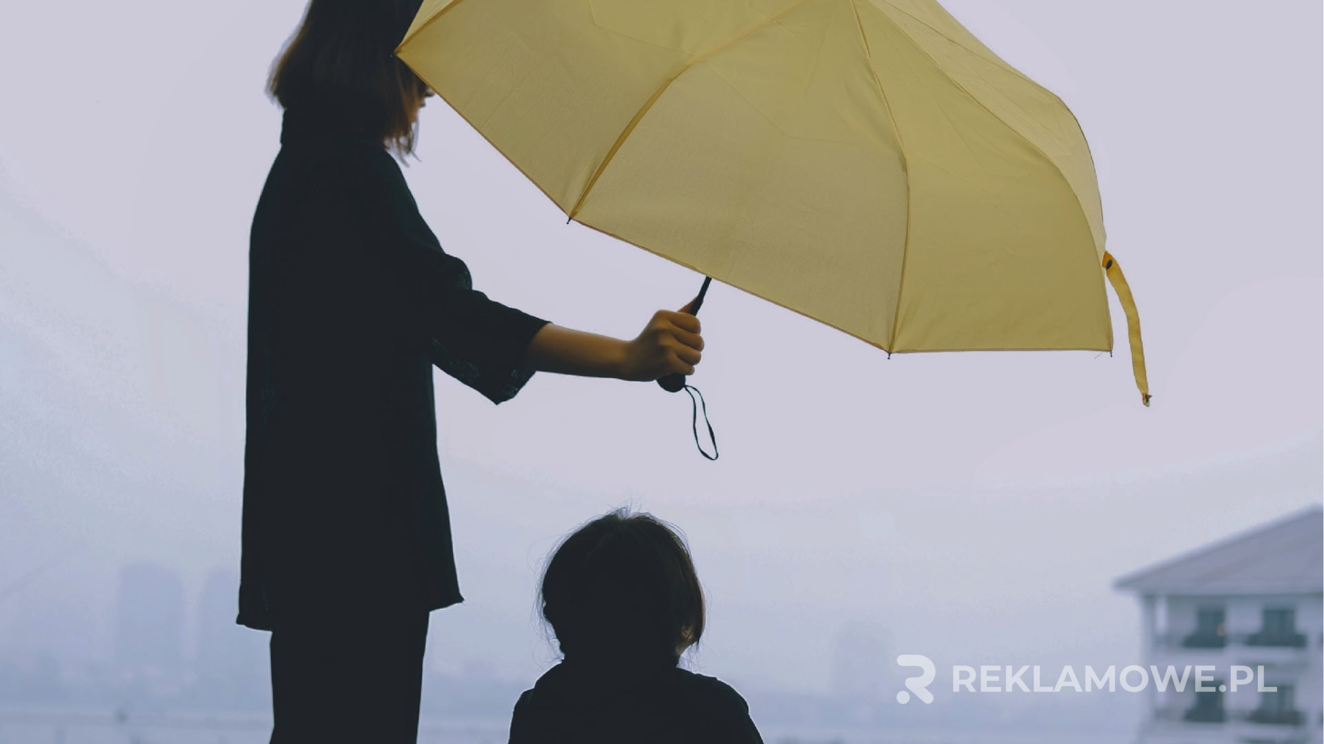 Parasol reklamowy z logo jako skuteczny nośnik reklamy