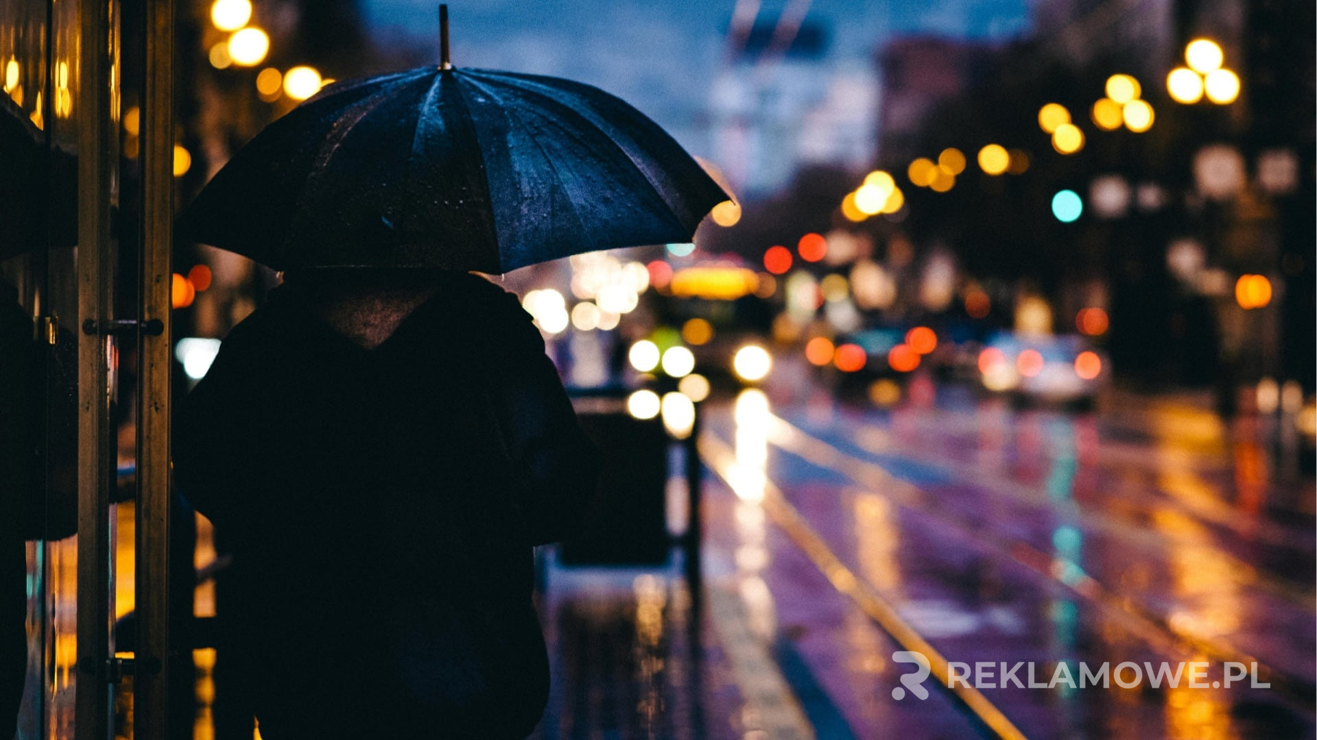 Parasol reklamowy używany w różnych miejscach