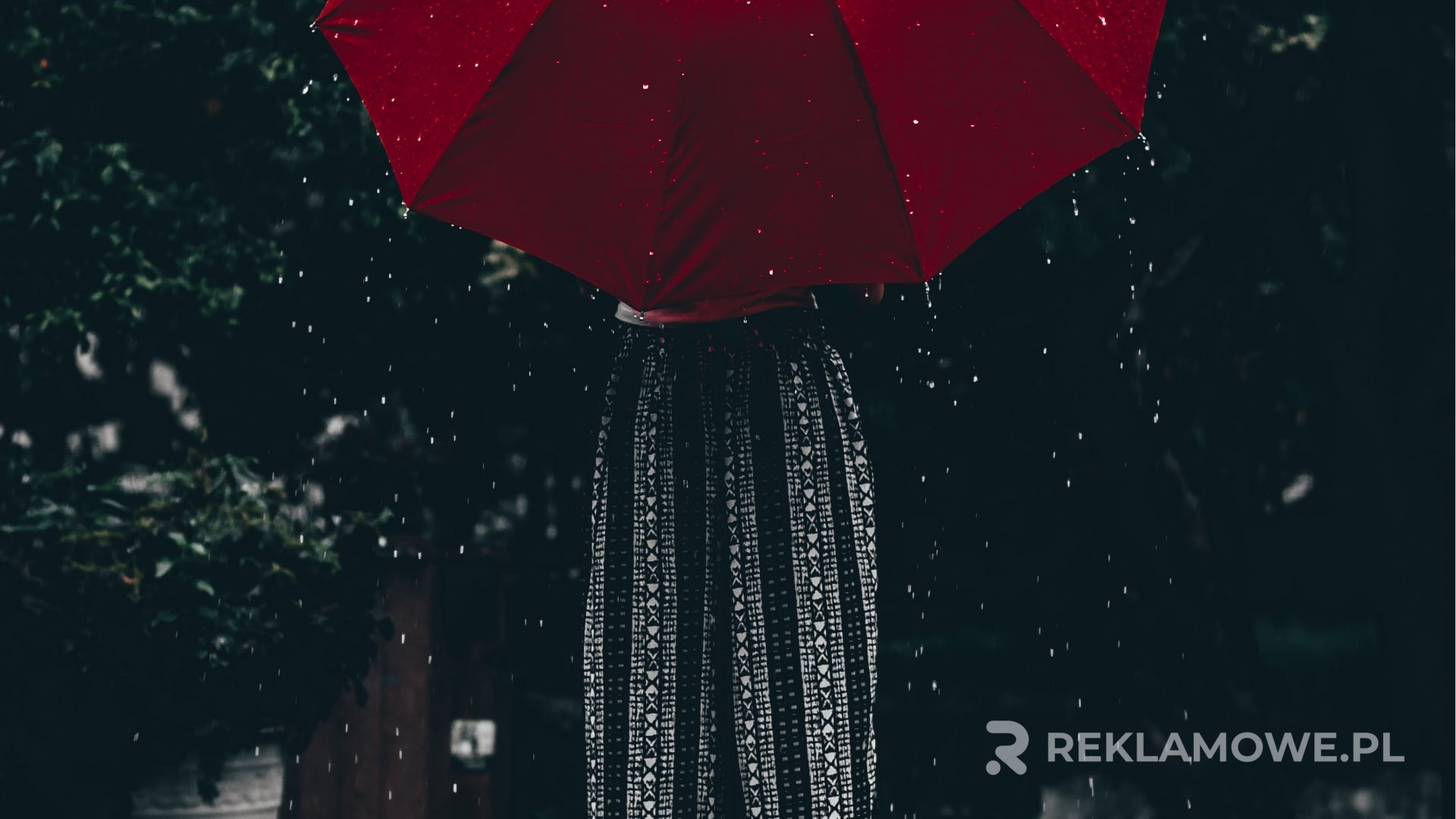 Efektywność Parasoli Reklamowych w Promocji Marki Parasol reklamowy promujący markę