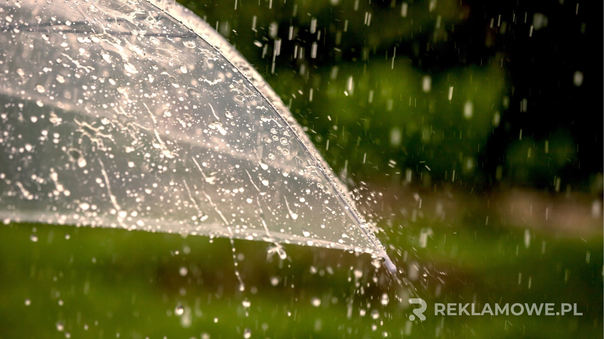 Parasol z logo marki jako efektywna reklama
