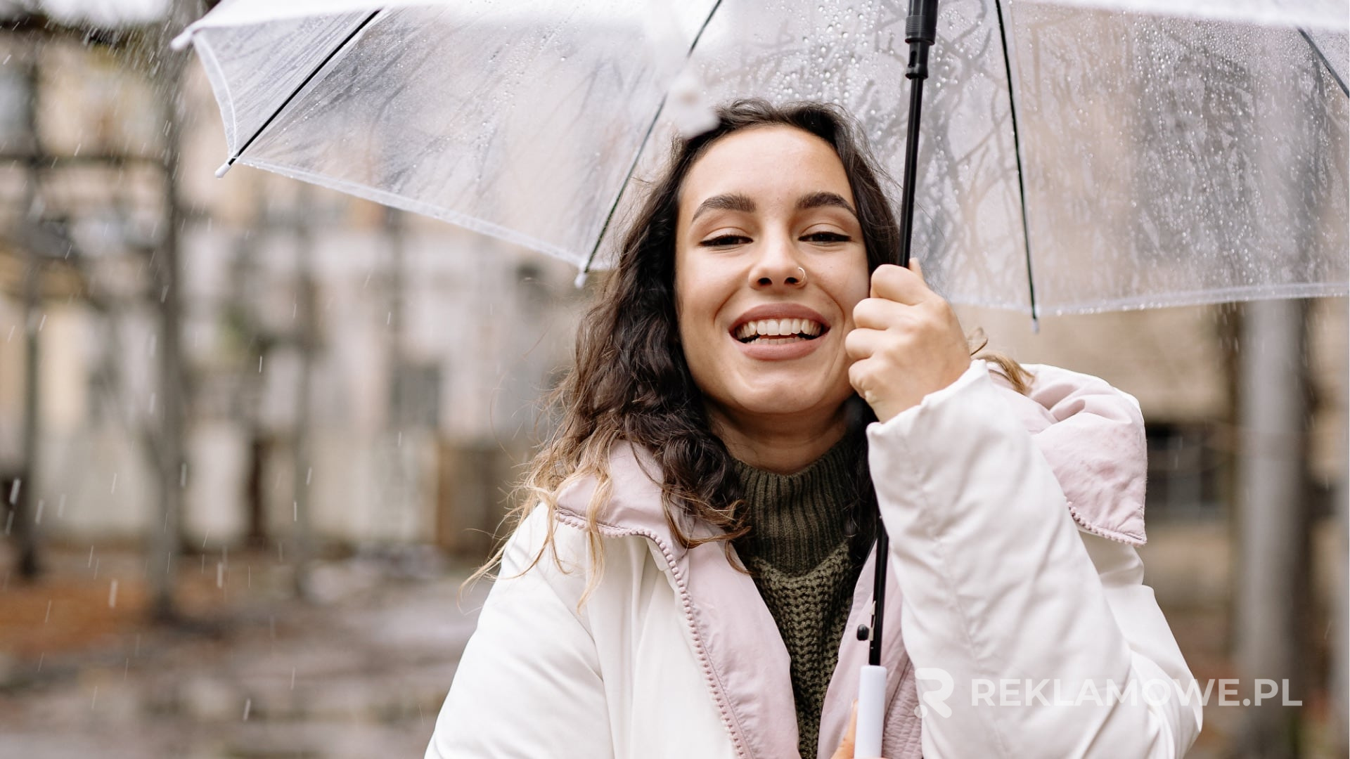 Parasol reklamowy stojący na zewnętrznym wydarzeniu