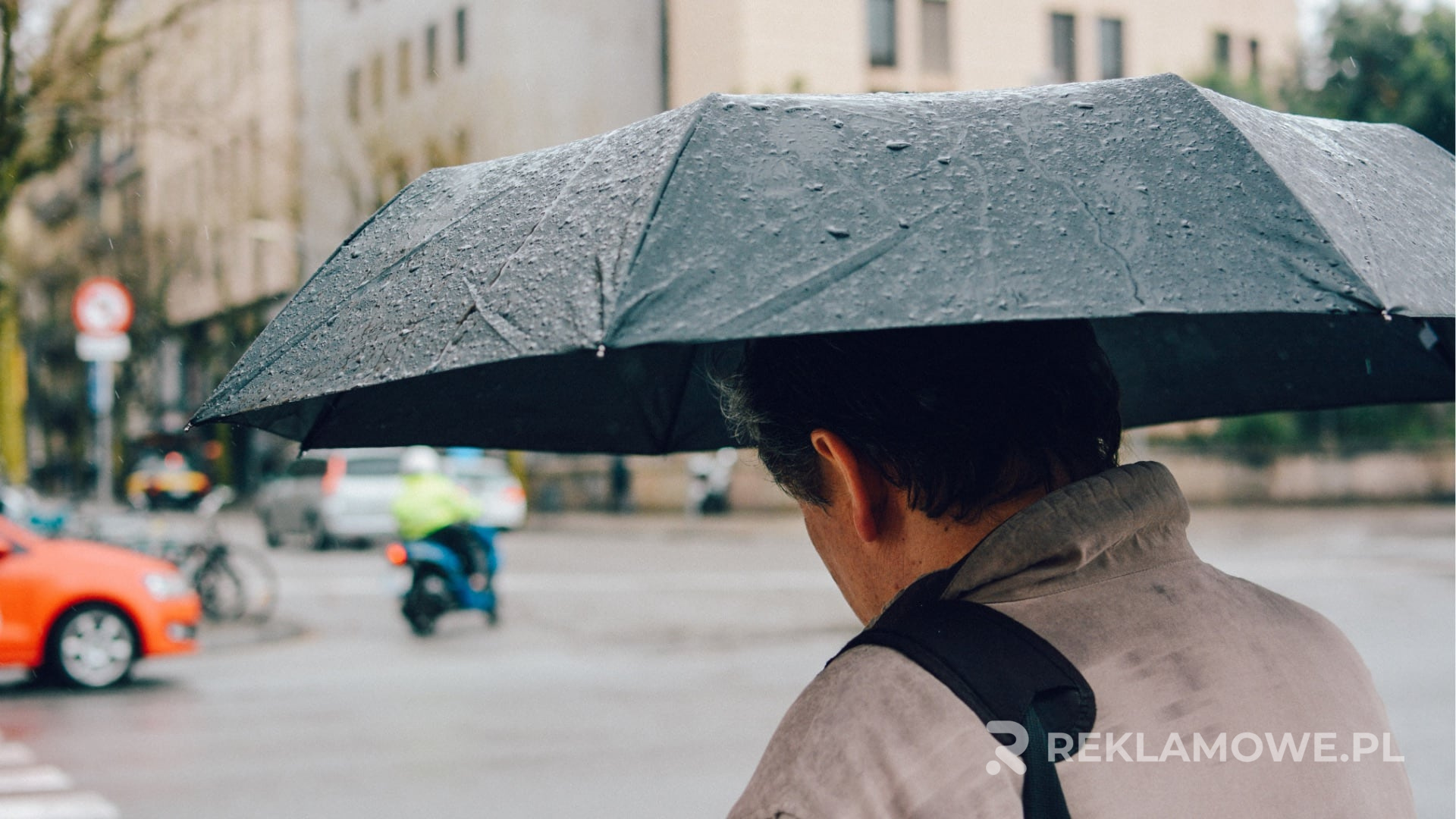 Wpływ parasoli reklamowych na wzrost sprzedaży Parasol reklamowy w tłumie ludzi