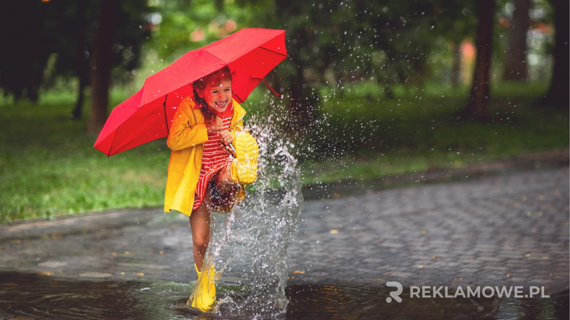 Kolorowe parasole reklamowe rozstawione na zewnątrz