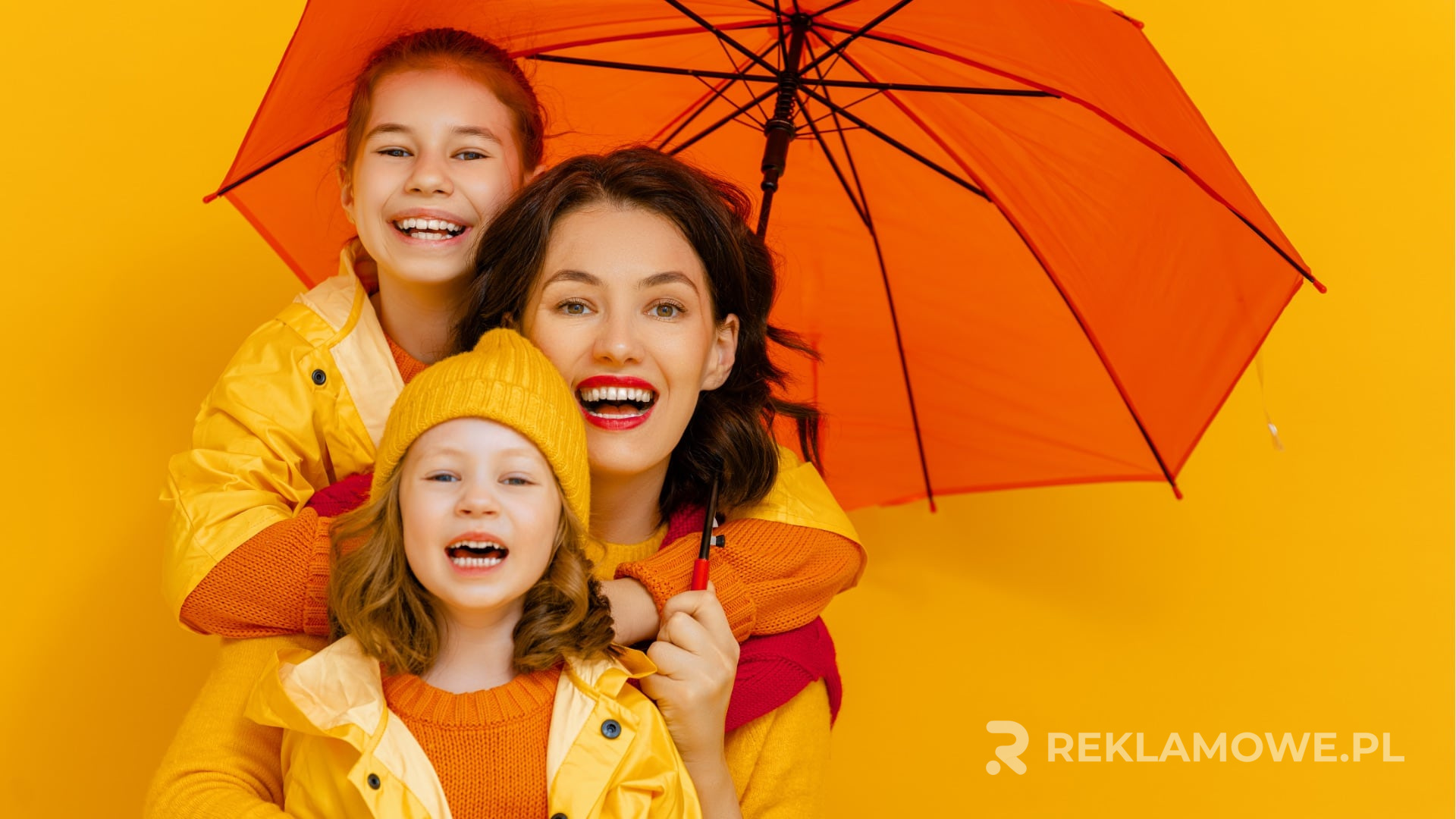 Kolorowe parasole reklamowe ustawione na zewnątrz