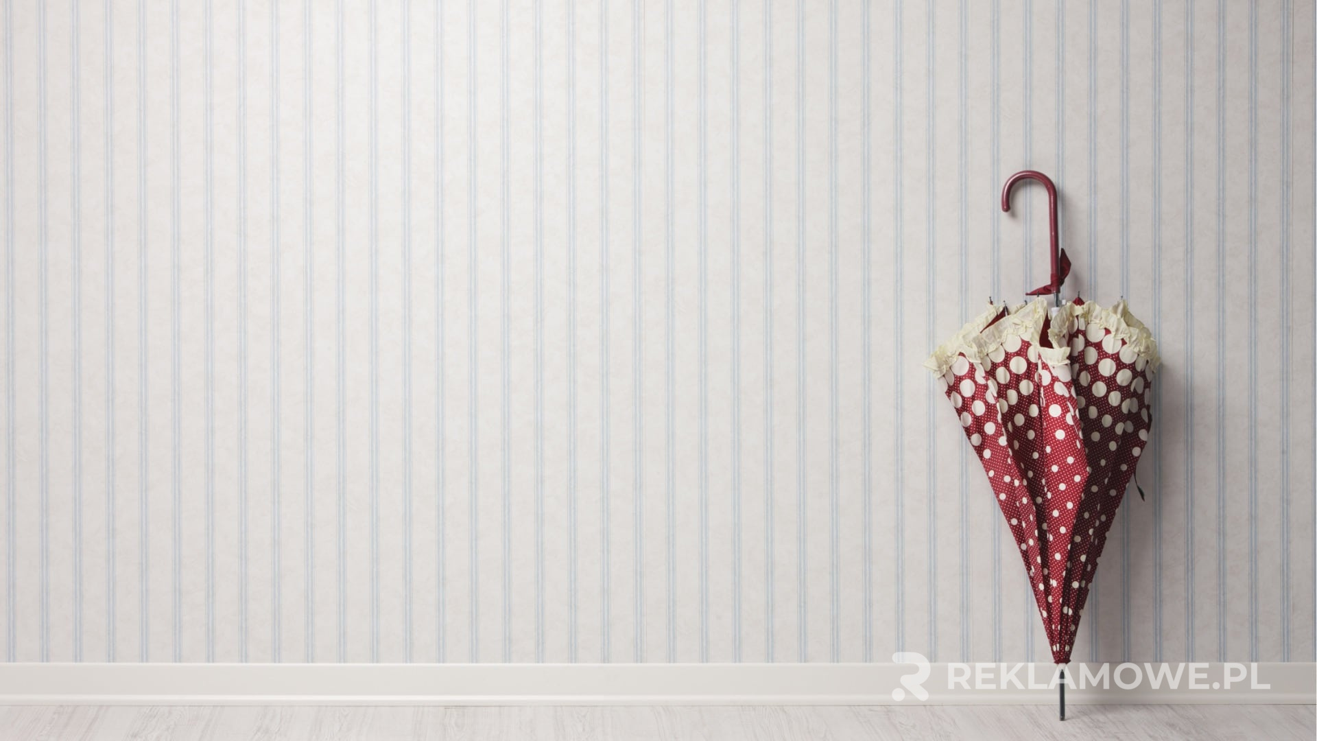 Parasole reklamowe w śniegu przed firmą