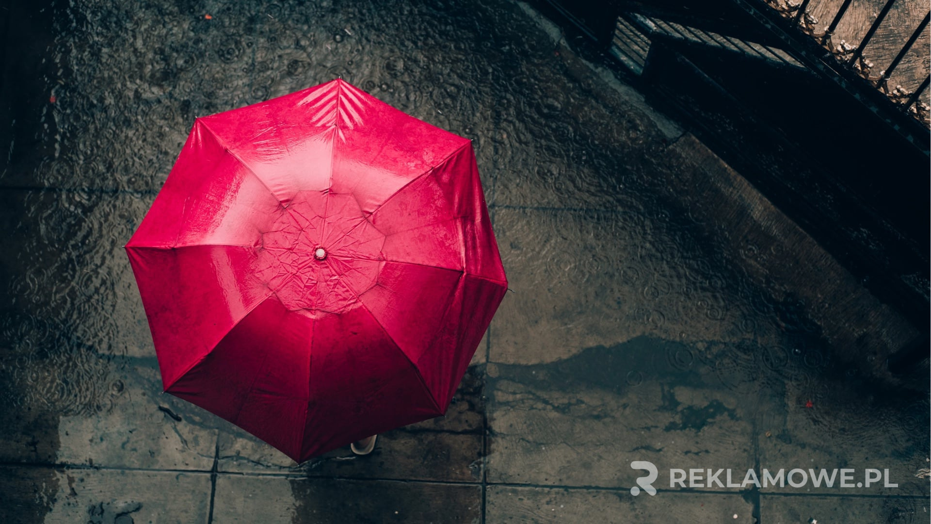 Kolorowy parasol reklamowy z logo firmy