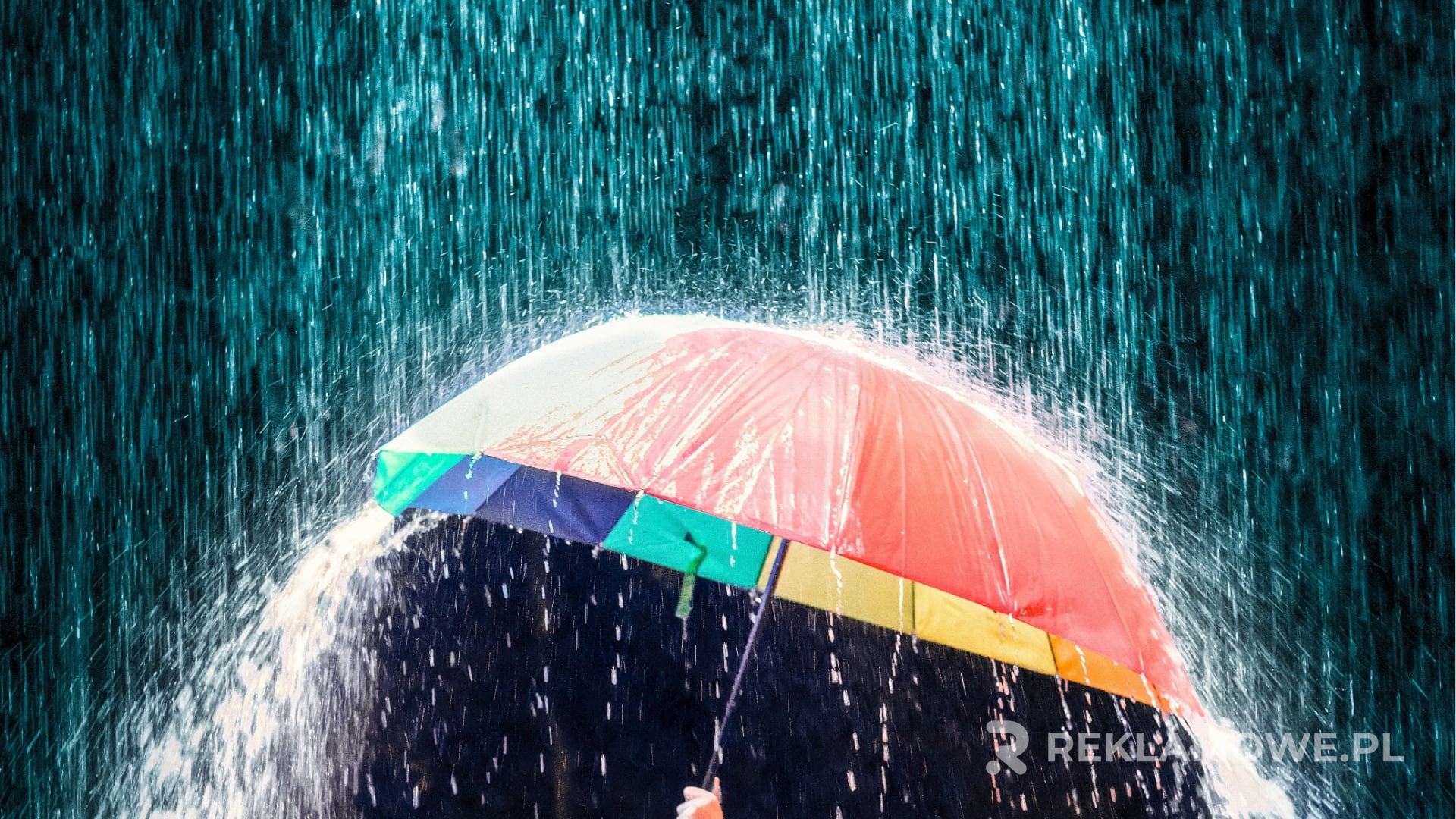 Porównanie parasola reklamowego i standardowego