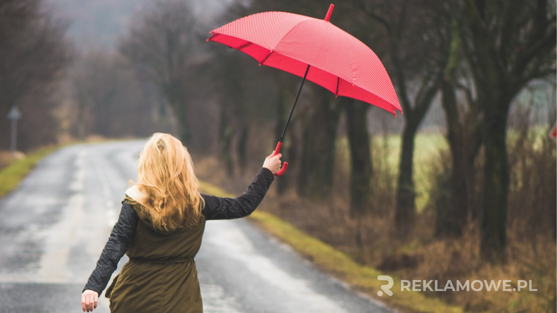 Skuteczne strategie marketingowe z wykorzystaniem parasoli reklamowych Parasol reklamowy na tle miasta