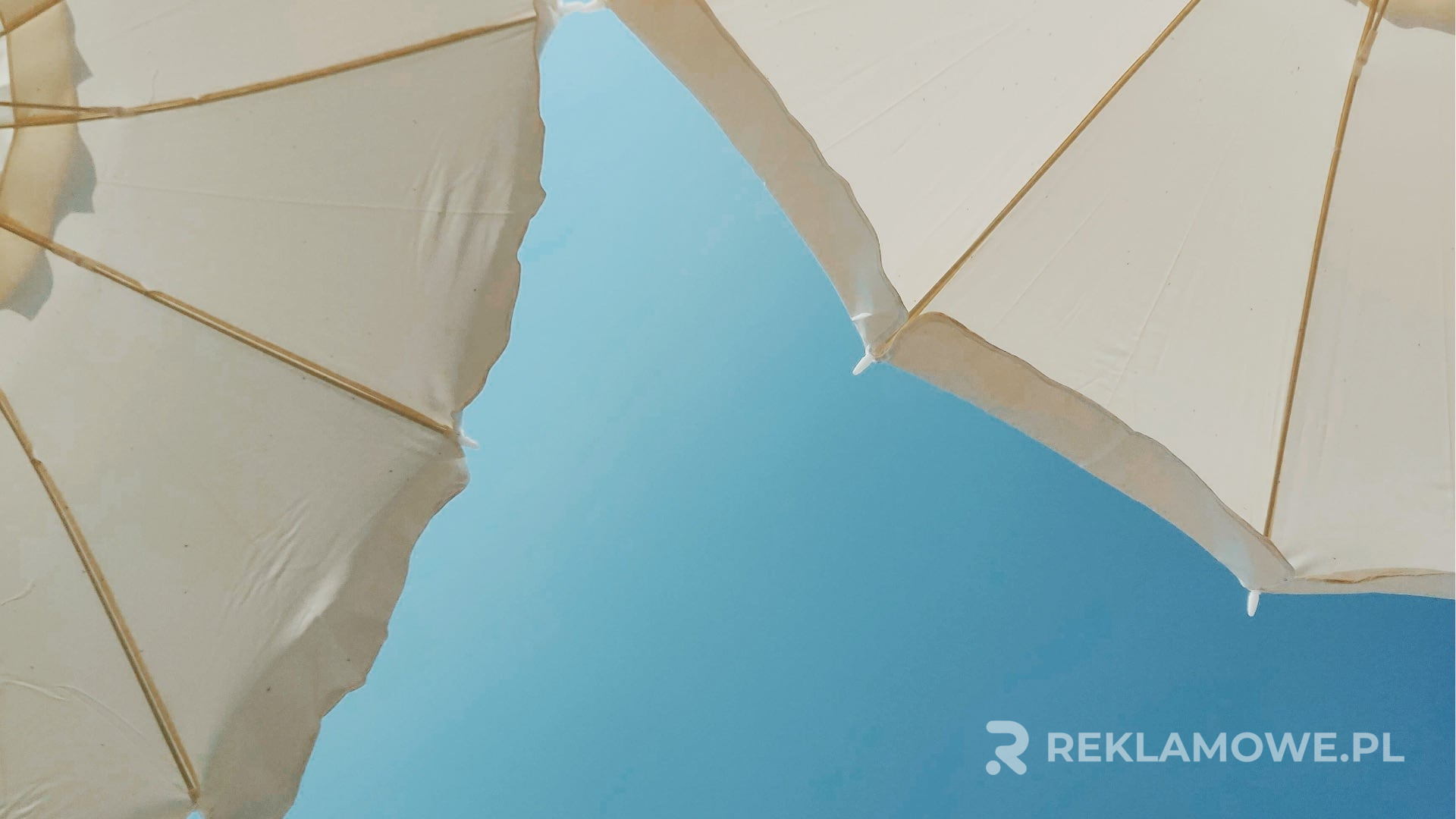 Unikalne parasole reklamowe na wydarzeniu