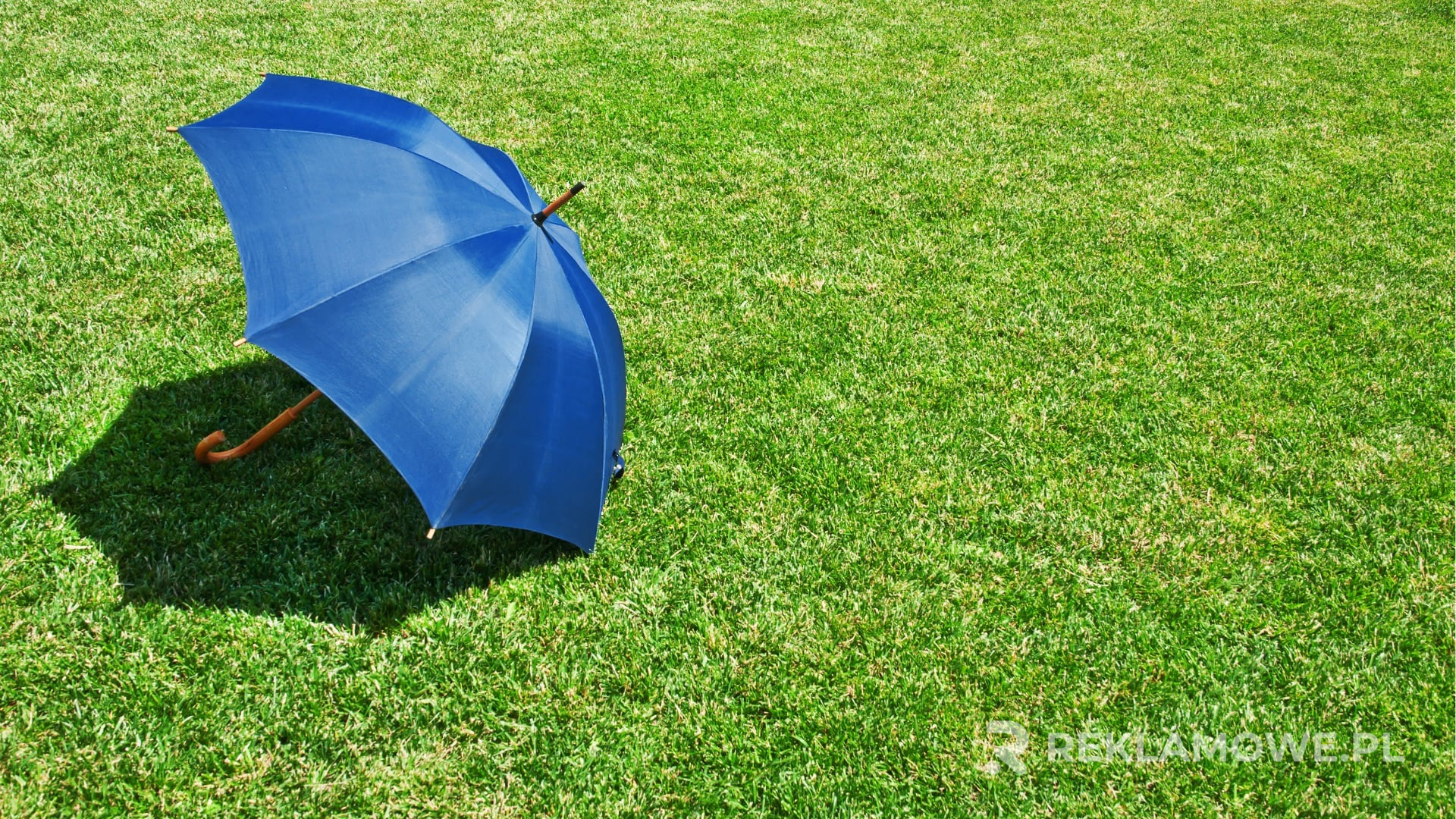 Parasol reklamowy wykorzystany w promocji